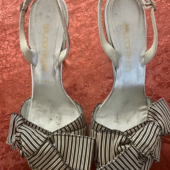 Stripped heels with bows. - Picture 2 of 4